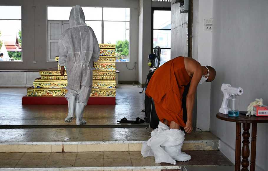 Para Biksu di Thailand Jadi Relawan Covid-19